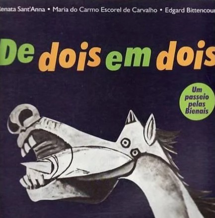 Illustration of a stylized horse head with exaggerated cartoon features on a dark background, with the text 'De dois em dois' and 'Um passeio pelas Bienais'.